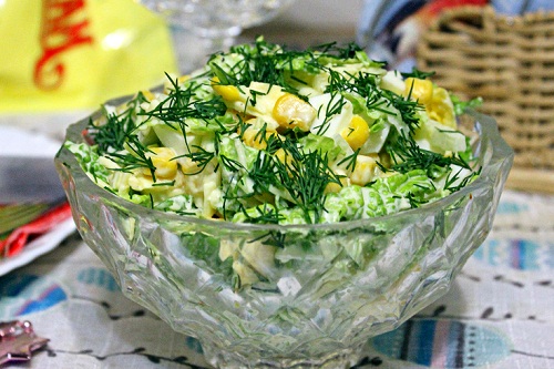 Салат с капустой и яйцом и кукурузой 