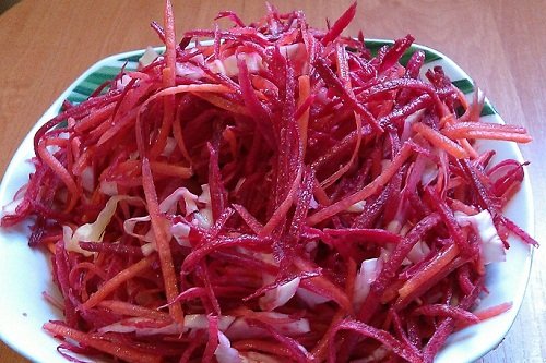 Салат из свеклы и сырой моркови 