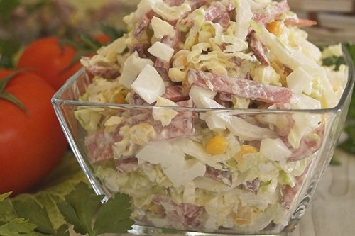 Вкусный салат с колбасой и овощами 