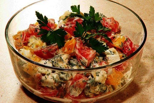 Какой салат приготовить из помидор и сыра 