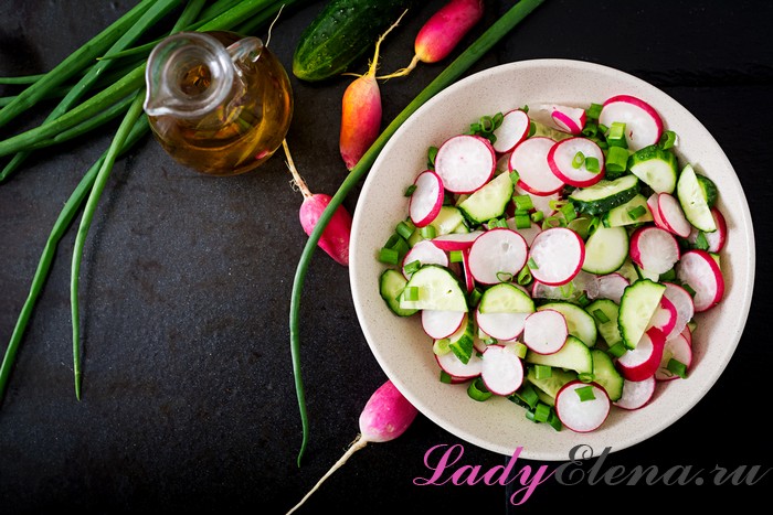 Как приготовить простой салат с редиской и огурцами