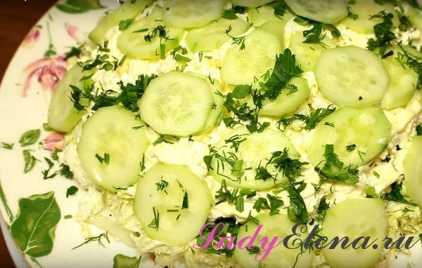 Легкий салат из творога, пекинки и огурцов