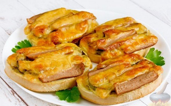 Бутерброды с сосисками запеченные