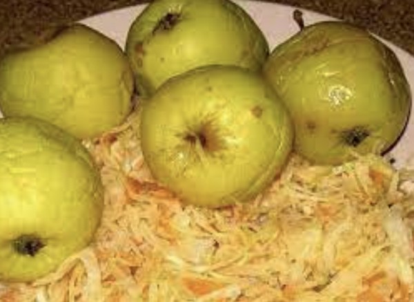 Моченые яблоки в капусте