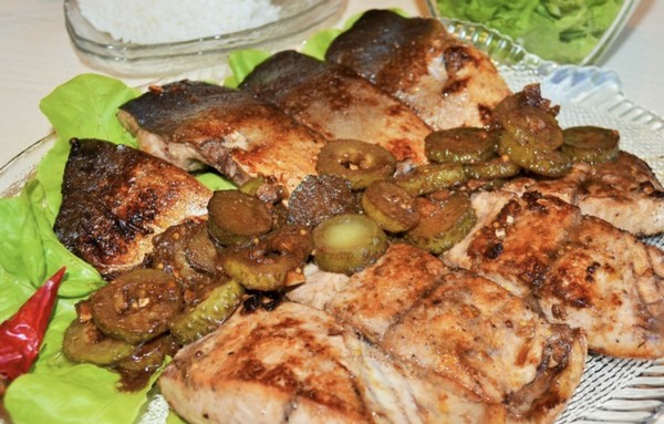Рыба лакедра с солеными огурцами