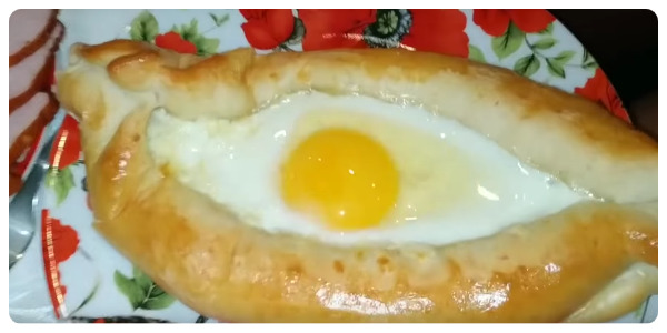 Хачапури по-аджарски с яйцом