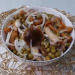 Салат с грибами и горошком