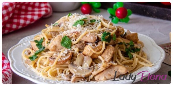 Спагетти с курицей и грибами 