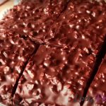 Постный торт с шоколадом и арахисом