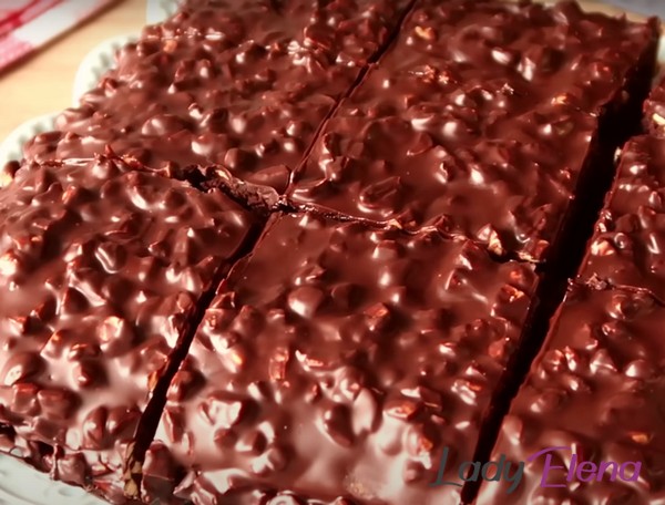Постный торт с шоколадом и арахисом
